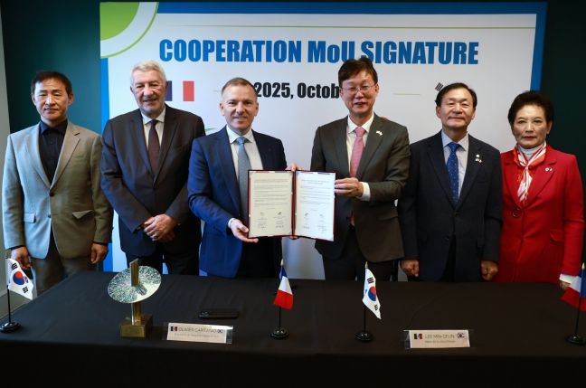 이민근 안산시장(오른쪽 세번째)이 파리 동부행정구역 본부에서 프랑스 파리 동부행정구역과 우호 협력도시 관계 수립 합의서를 체결하고 있다.