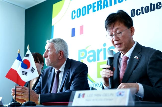 이민근 안산시장(오른쪽)이 파리 동부행정구역 본부에서 열린 국제협력 간담회에서 경제자유구역 투자유치를 위해 안산사이언스밸리지구의 우수한 투자 여건을 설명하고 있다.