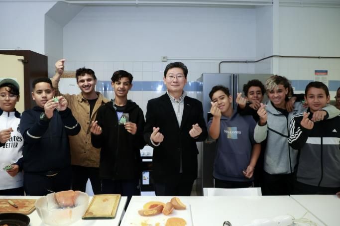 27일 몽펠리에 '모두를 위한 집 레스쿠타르'에서 이상일 시장이 요리 수업 학생들과 기념사진을 촬영하고 있다