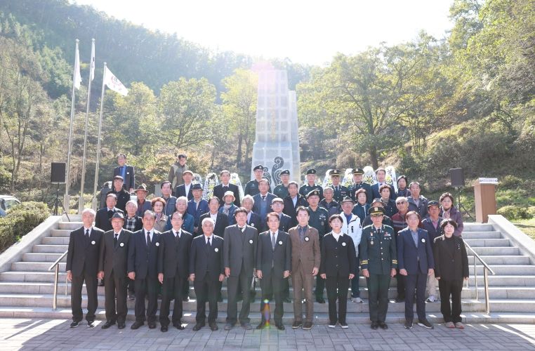 제25회 한국전행후민간인희생자 합동추모 위령제 사진(매전면 덕산리 산141-6)