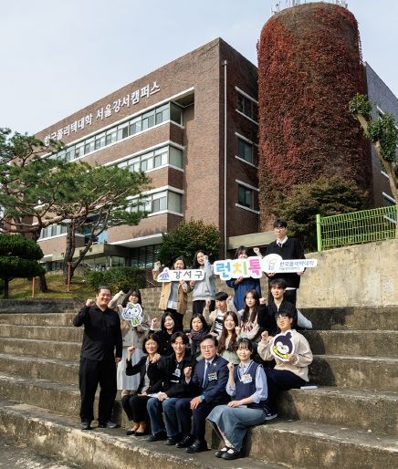 진교훈 서울 강서구청장(맨 앞줄 오른쪽 두 번째)이 한국폴리텍대학 서울강서캠퍼스에서 ‘런치톡(Talk) 간담회’를 진행한 후 학생들과 기념촬영을 하고 있다.