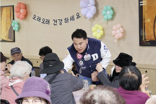오언석 도봉구청장이 2025년 창4동 경로잔치를 찾아 어르신들과 인사를 나누고 있다