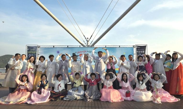 부림시장 한복, 국화축제장서 꽃피다