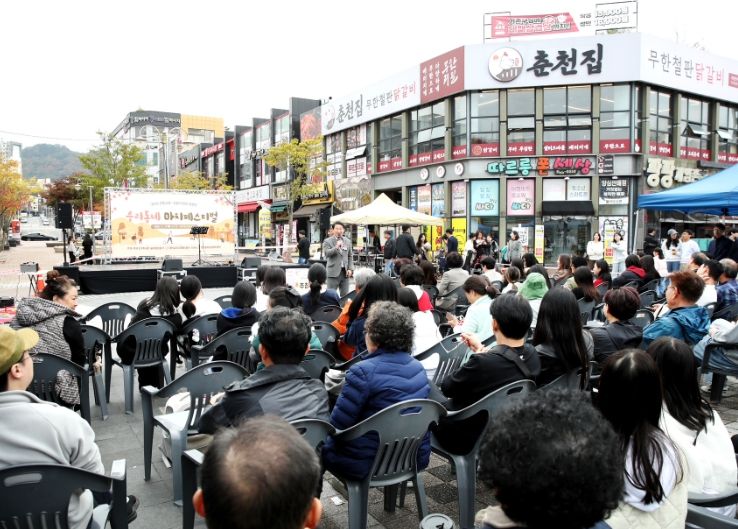 서철모 서구청장이 우리동네 마치페스티벌 행사에서 인사를 전하고 있다
