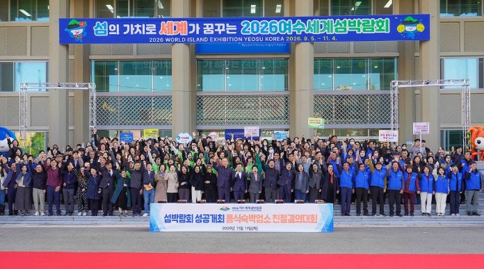 지난 11일 시청 현관에서 2026여수세계섬박람회를 앞두고 음식·숙박업소의 친절한 손님맞이 분위기 조성과 다시 찾고 싶은 관광도시 이미지 제고를 위한 ‘친절 실천 결의대회’를 개최했다.