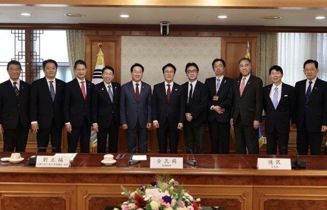 김민석 국무총리가 12일 세종대로 정부서울청사에서 한일지사회의 일본 대표단을 접견하고 있다.
