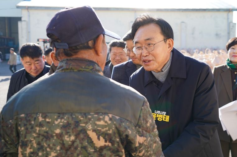 윤병태 나주시장이 14일 건조벼 매입 현장에서 농가들을 격려하고 있다.