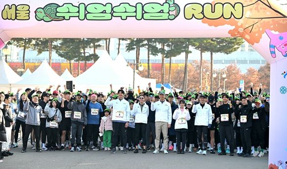 오세훈 서울시장이 16일(일) 마포구 상암월드컵공원 평화광장에서 열린 '2025 서울 쉬엄쉬엄 런'에 참석해 참가자들과 출발에 앞서 기념촬영하고 있다.