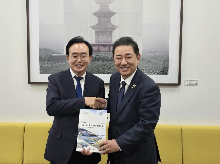 윤병태 나주시장(왼쪽)이 지난 24일 김병기 더불어민주당 원내대표(오른쪽)와 면담을 갖고 2026년 국고 지원 사업 설명하고 지원을 요청했다.