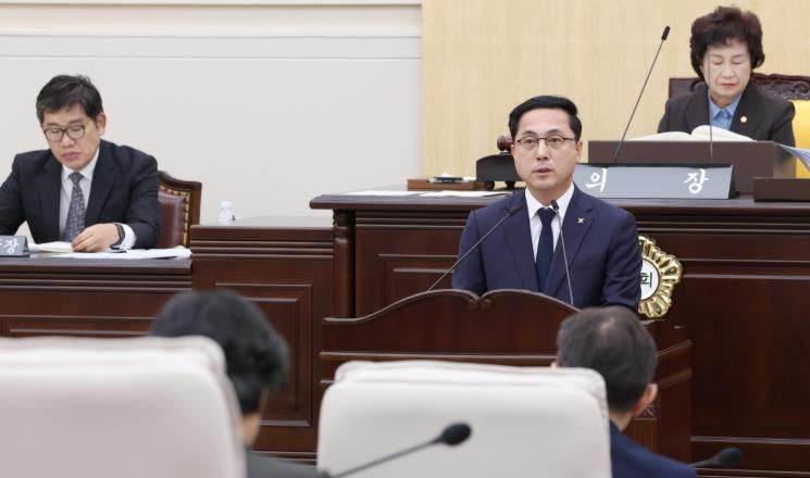 박희조 동구청장이 25일 제290회 정례회 개회식에서 시정연설을 하고 있다.