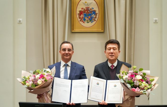 포항시는 지난 28일(현지시간) 헝가리 제2의 도시 데브레첸시와 배터리 산업을 중심으로 한 미래 신산업 협력 및 인재·문화 교류 확대를 위한 우호교류 협약(MOU)을 체결했다.
