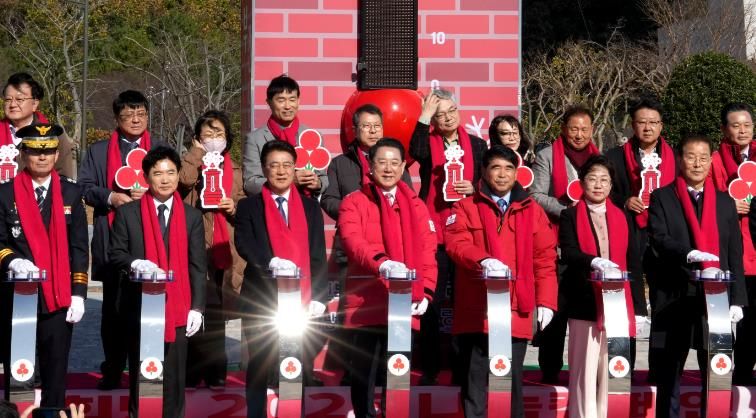 김영록 전라남도지사가 1일 전남도청 광장에서 열린 ‘희망 2026 나눔캠페인’ 출범식 및 사랑의 온도탑 제막식에서 참석자들과 사랑의 온도 올리기 퍼포먼스를 하고 있다.