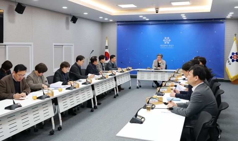 정용래 유성구청장이 15일 오전 주간간부회의를 주재하며 공직선거법 준수를 강조하고 있다.