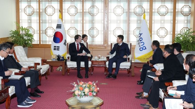 15일 북극경제이사회(Arcticn Economic Council, 이하 AEC) 매즈 크비스트 프레데릭센 사무총장이 포항시청을 방문해 이강덕 포항시장 및 관련 부서 국·과장과 함께 지속가능한 북극권 협력방안을 논의했다.